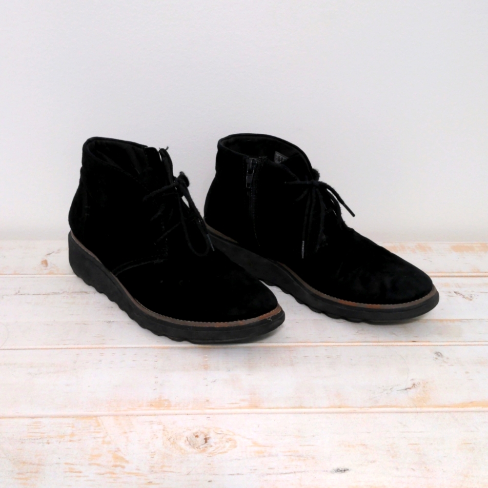 Clark's cushion black suede booties
